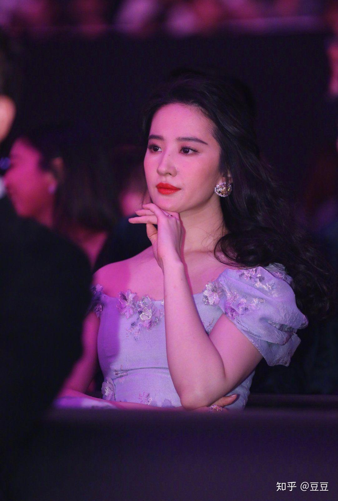 如何评价刘亦菲 2020 微博之夜的造型和搭配?