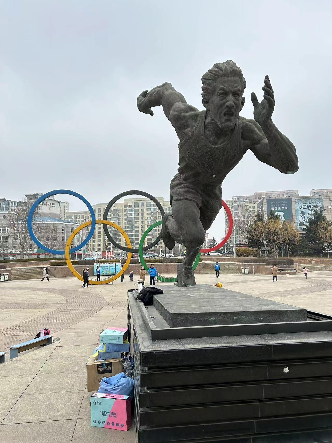 辽东游记大连奥林匹克广场中国奥运第一人刘长春纪念塑像