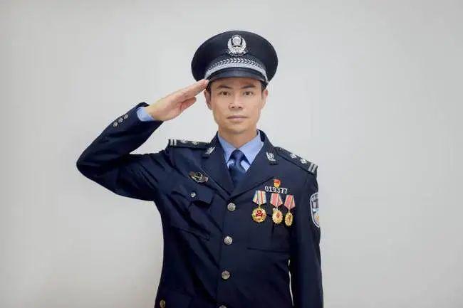 致敬这无悔抉择的劲草真金2021年度最美警察推选综述