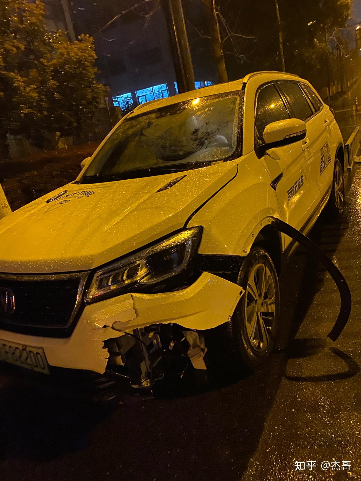 昨天租了一个联动云车,因为下雨没注意看撞上了护栏,没买优选保险