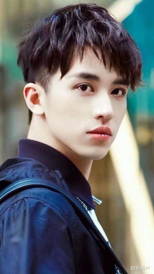 你见过的最好看的男生长什么样子?