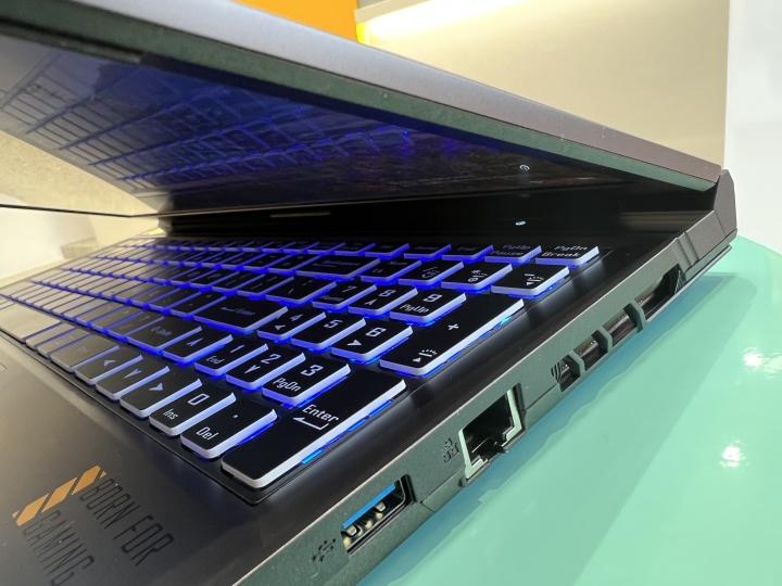 雷神911mt首发体验英特尔12代酷睿i712700h的轻量级游戏本