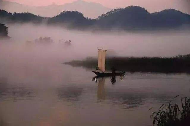 一俯一仰一场笑,一江明月一江秋.