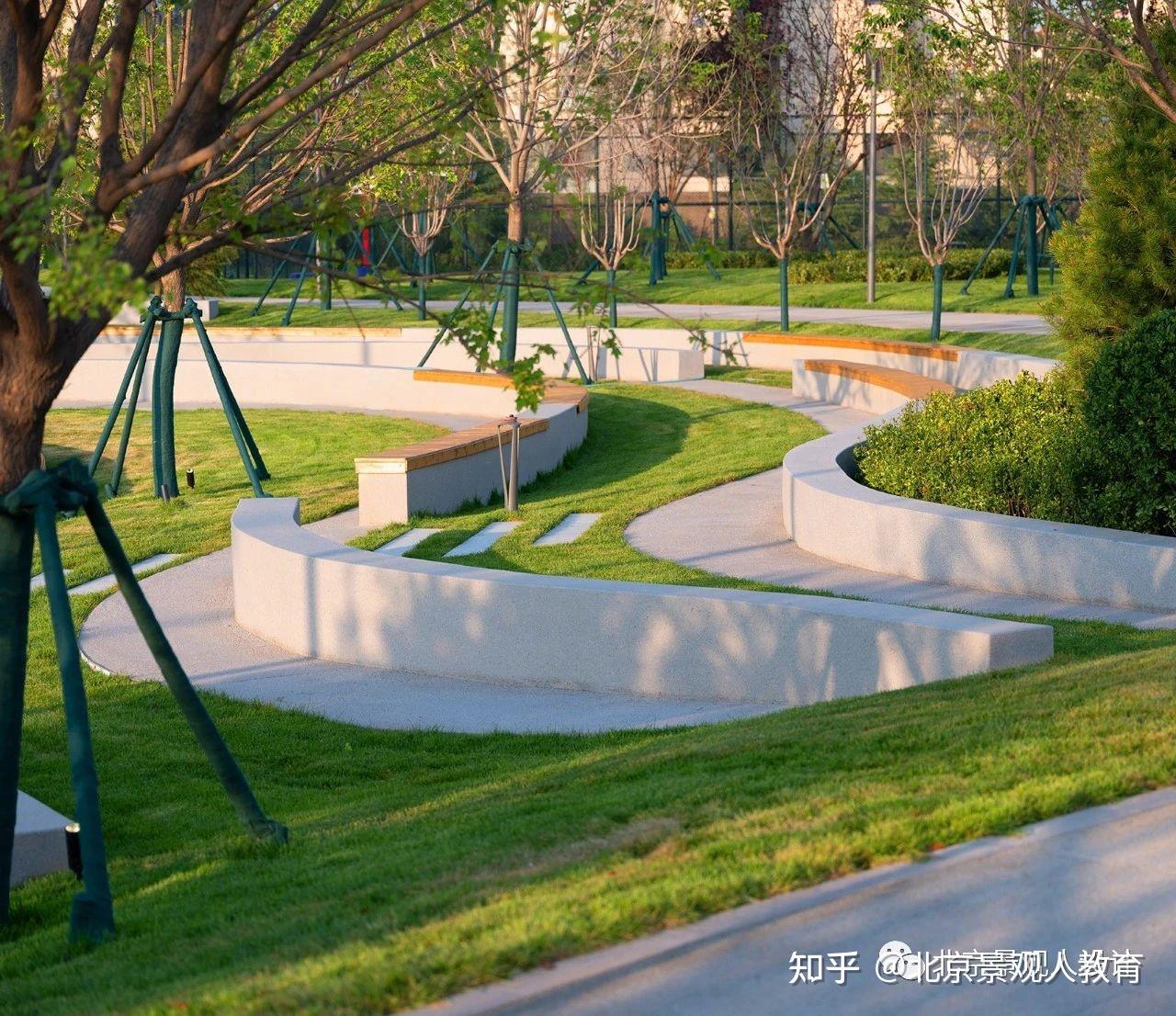 地塊之間規劃了一處新的綜合性公園1,其東南側緊鄰城市主幹道和立交橋