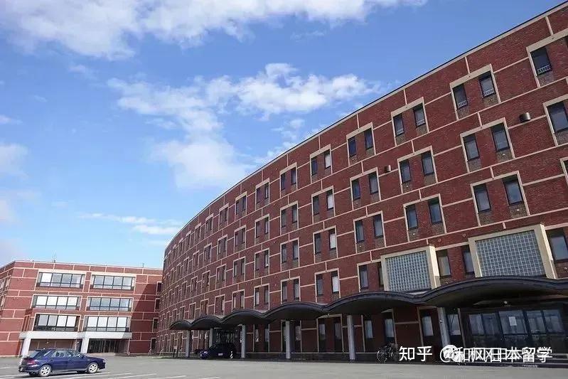 1校园简介东亚大学是日本最早设置跟美容有关的大学,艺术学部的学生