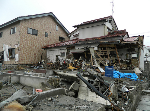 當時日本大地震以及後續的引發的海嘯造給人類造成的破壞和悲劇是巨大