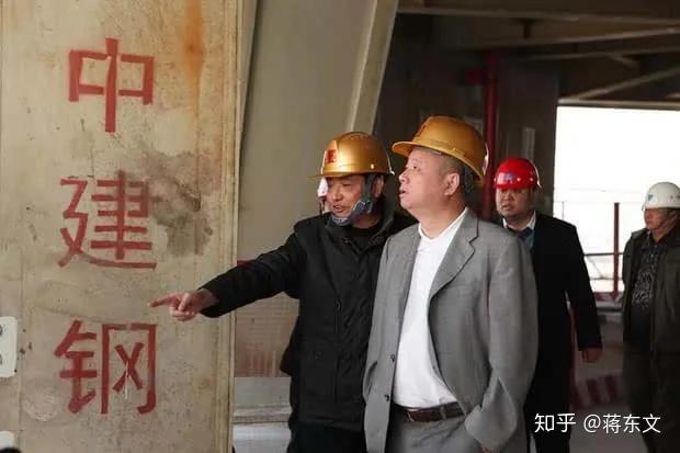 他在众人簇拥下登上了天津高银117大厦——结结实实的中国第一高楼