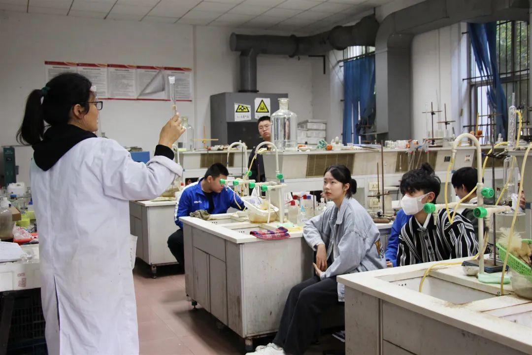 178成电化学系老师现场教学,逐步示范