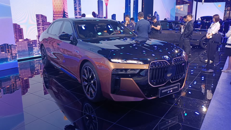 零百37秒宝马i7m70l是本届车展最强大的电动车