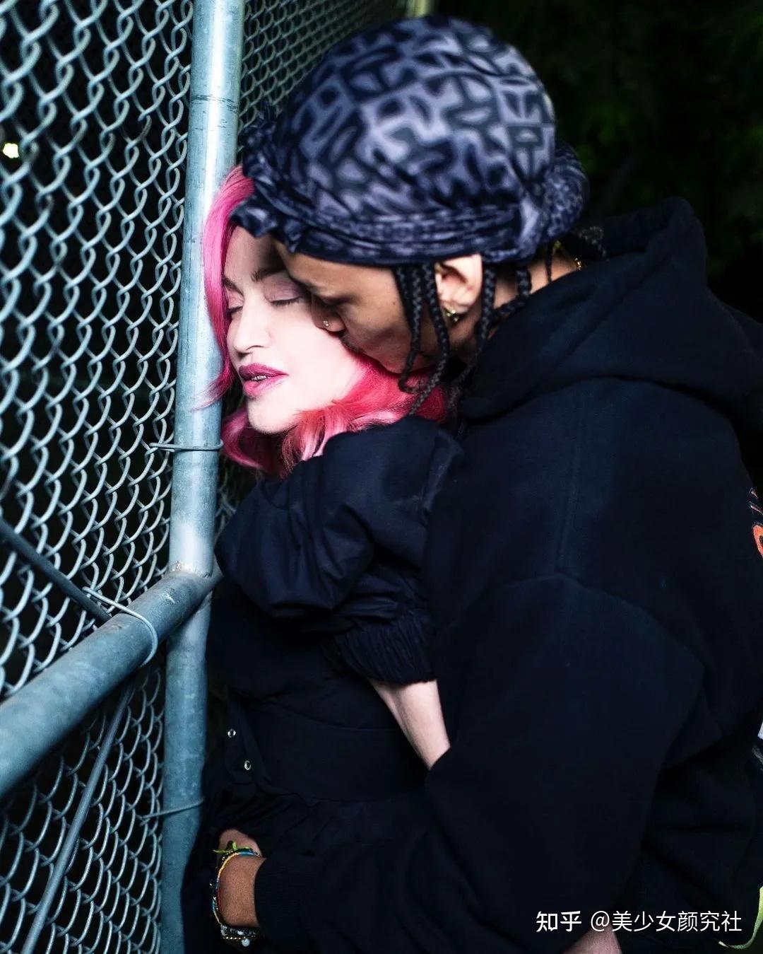 集邮16位鲜肉男被全网围观这女海王怎么成了全民女神