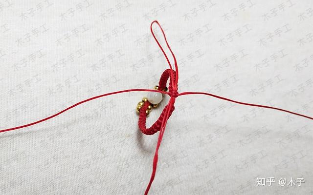 8,注意调整戒指的大小,在手指上比一下,用平结做满9,将所有线头剪掉烧