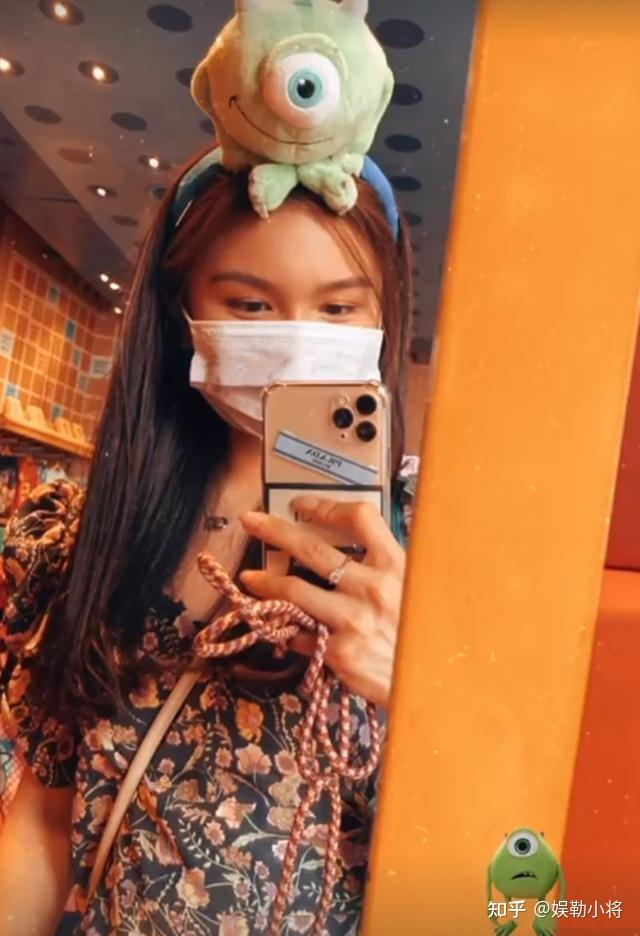 关礼杰俩女儿罕见同框,关枫馨戴钻戒引热议,关枫盈