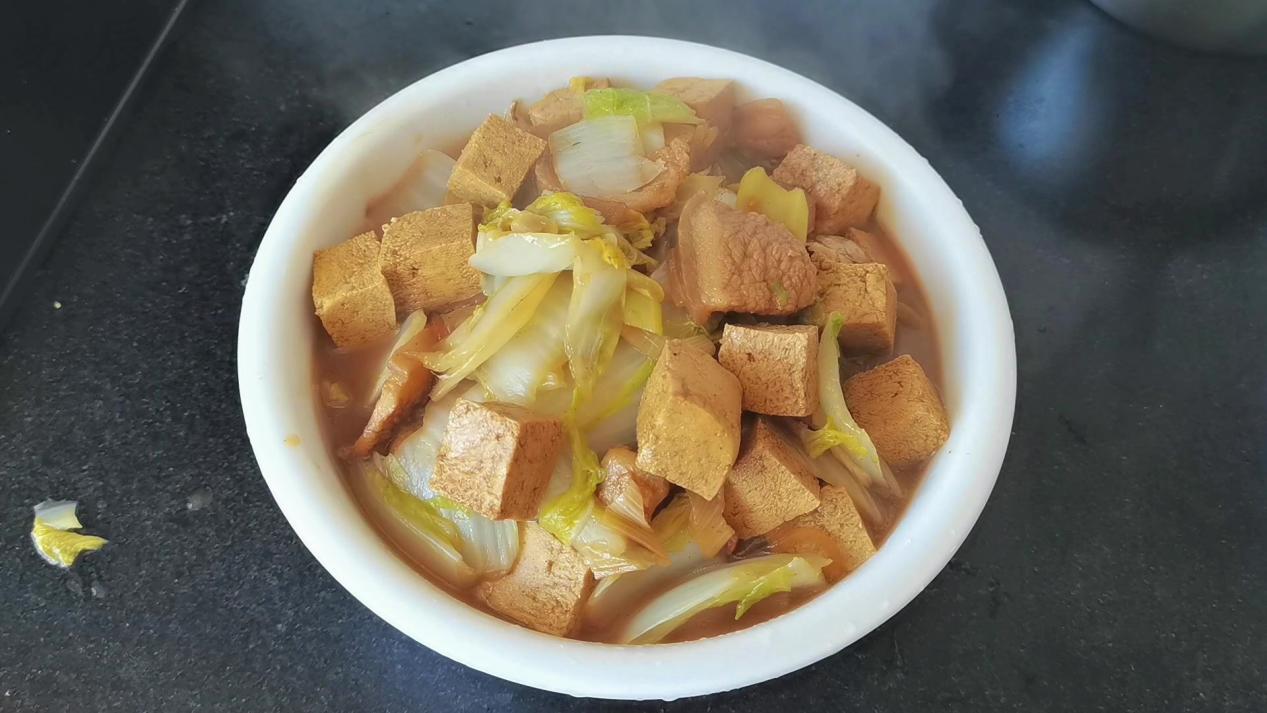 白菜炖豆腐关键在于冻豆腐满口鲜香吃三碗都不够