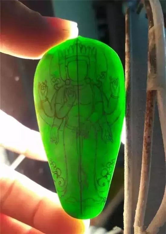 翡翠赌石狗屎底一线色赌出天价翡翠挂件