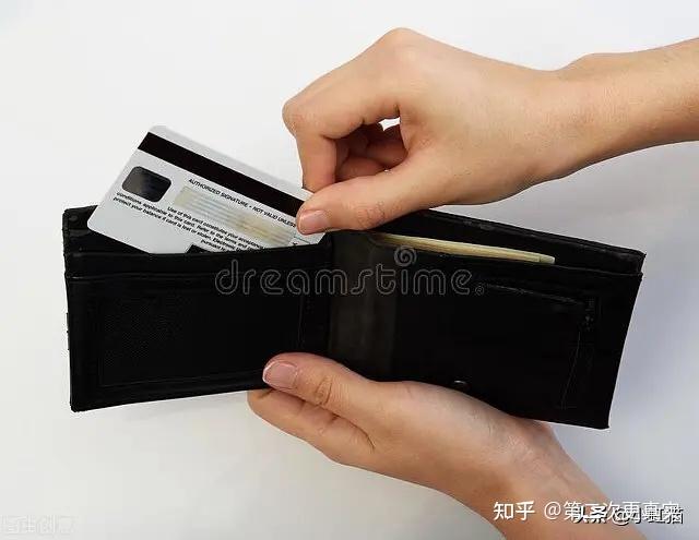 遇到捡你钱包不还，还拿走钱包里的钱的老人，你会怎么处理？ - 知乎