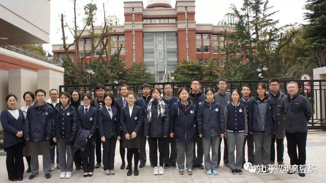 家桢学院:望道学院希德学院交大附中复旦附中以人文见长,校服也是英伦