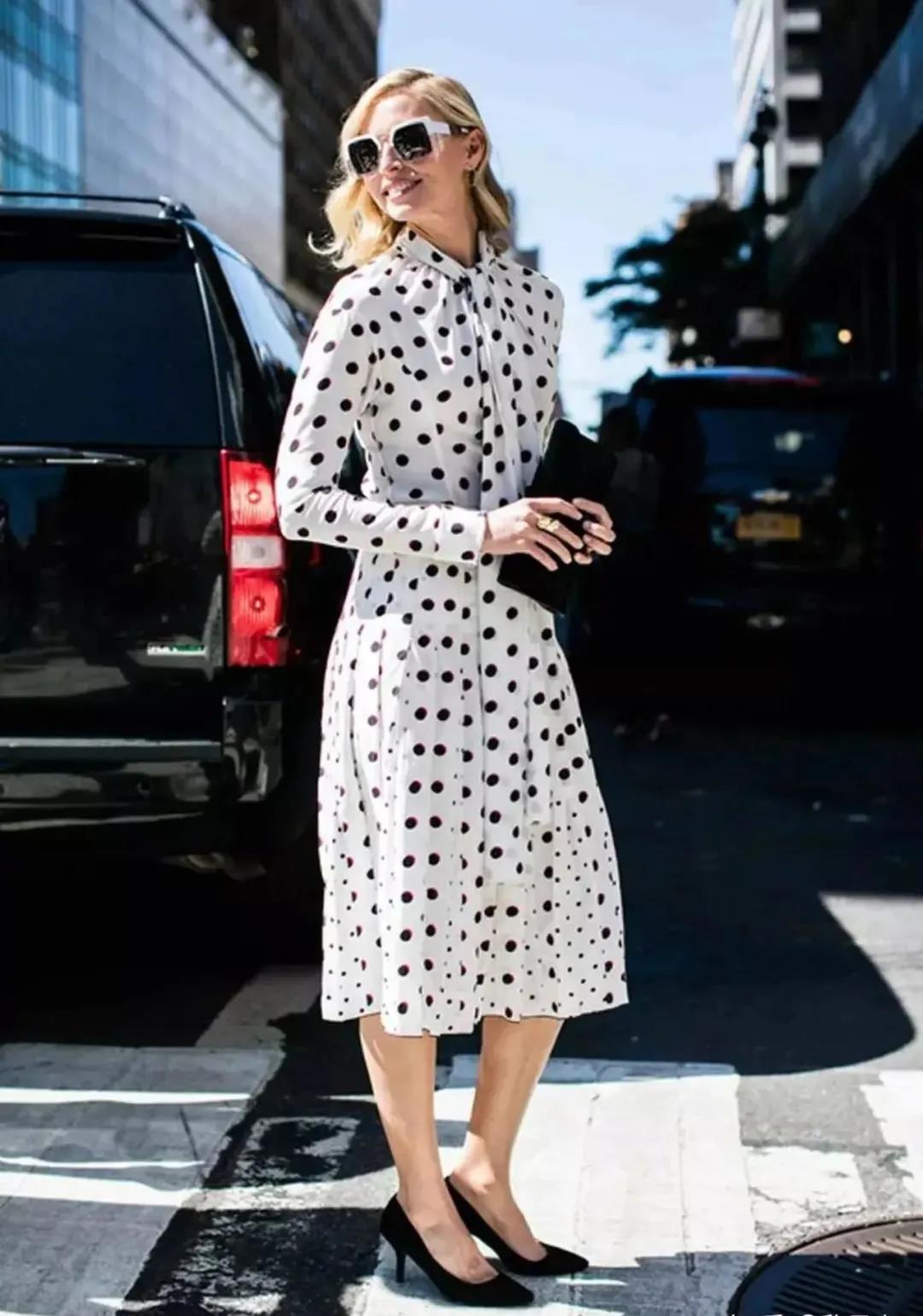 经典波点怎么搭配适合你服饰美学夏日的风吹着灼热的温度