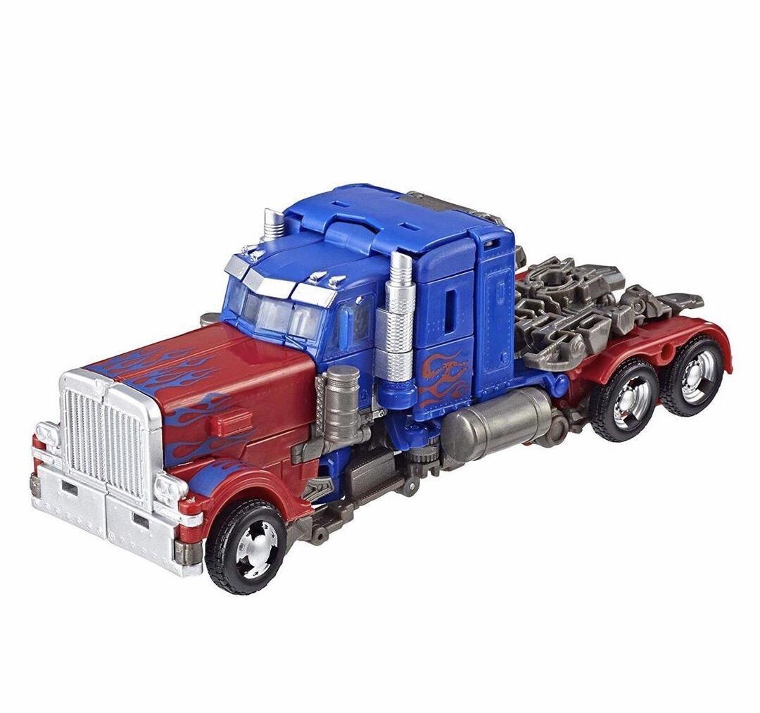 相对于ss05擎天柱,ss32擎天柱的涂装更加鲜艳,也更加还原电影中的形象