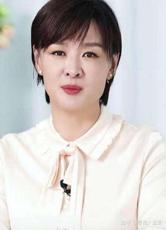 49岁前央视主持李小萌素颜皮肤蜡黄早餐却胃口大好吃5个包子