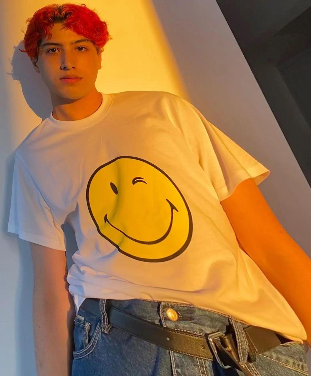 upopfunkyboy追星追成超级新星身高193的混血kol成名史