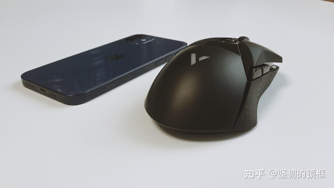 一款涂鸦屏显的无线游戏鼠标