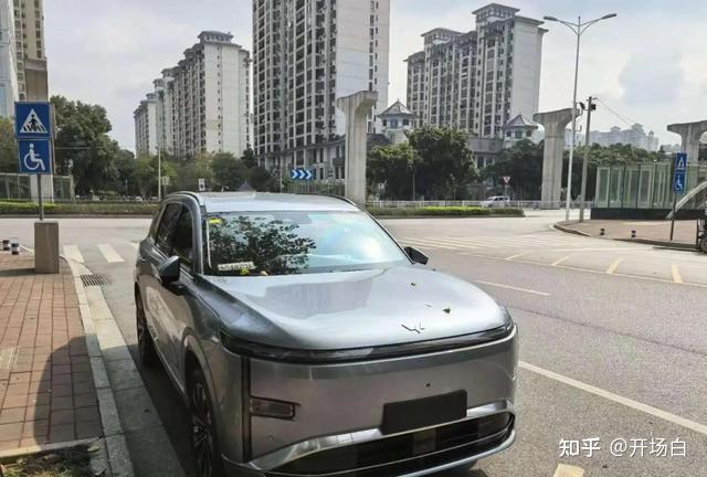 五菱全新中大型SUV现身路上,颜值出众,搭载插混系统,提供56座版本