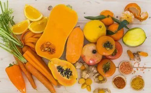 这类黄色的食物中大多都含有"胡萝卜素",吃多了以后,我们血液中的胡