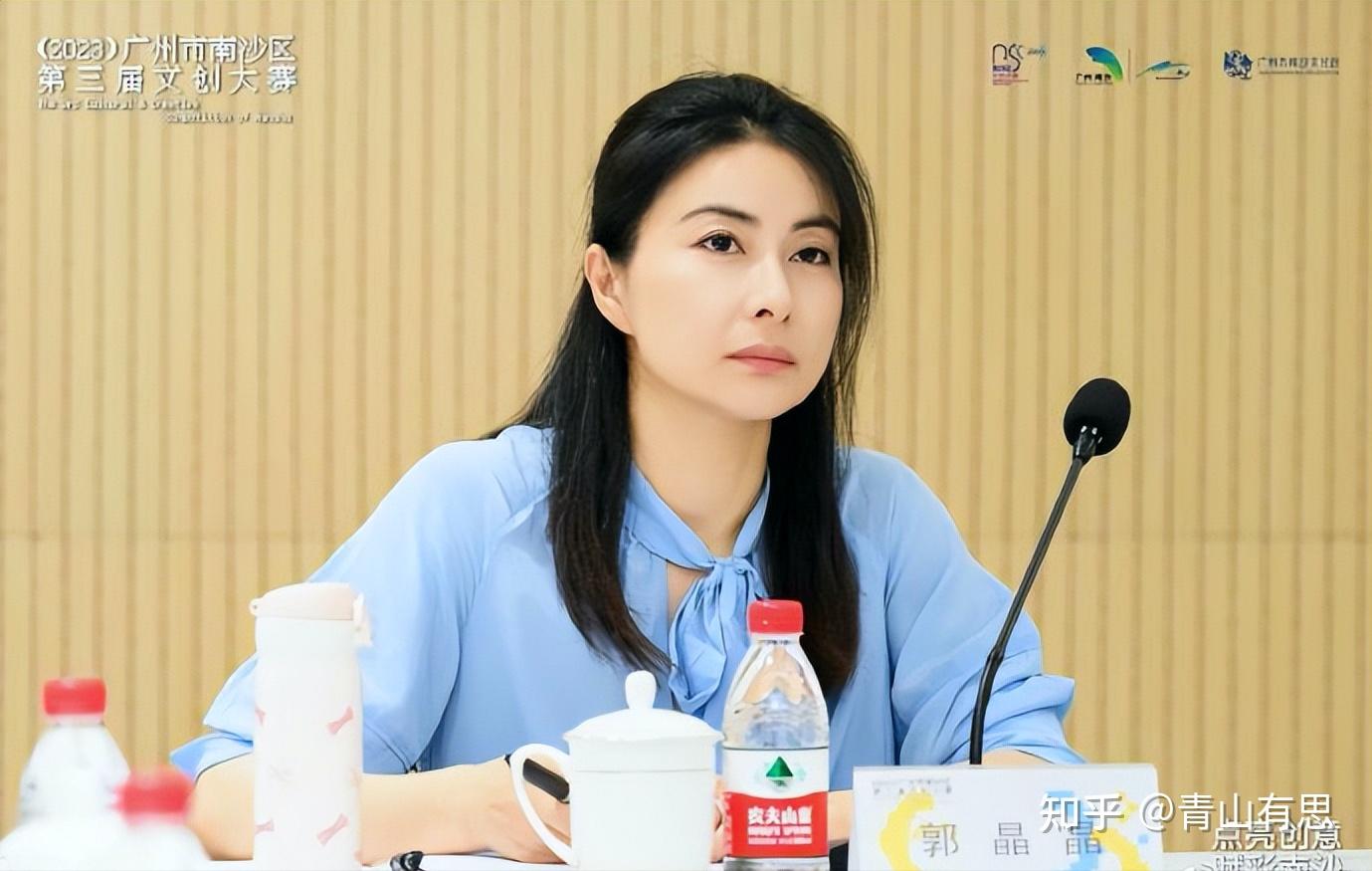 郭晶晶惊艳了出席文创颁奖典礼不穿金戴银也美得高级贵气