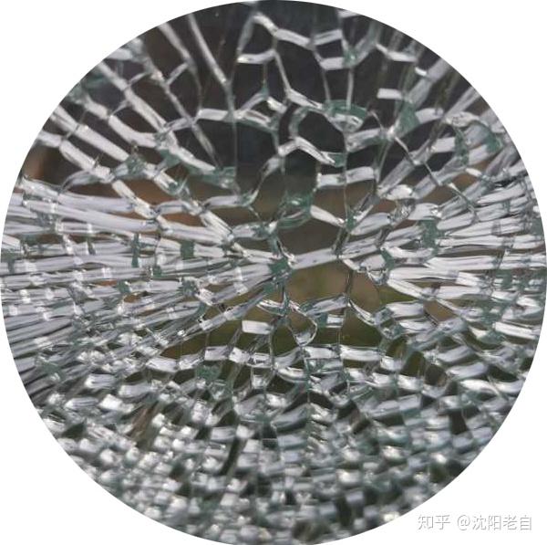 简单地说,钢化玻璃自爆,在其玻璃上一般有明显的"蝴蝶斑".