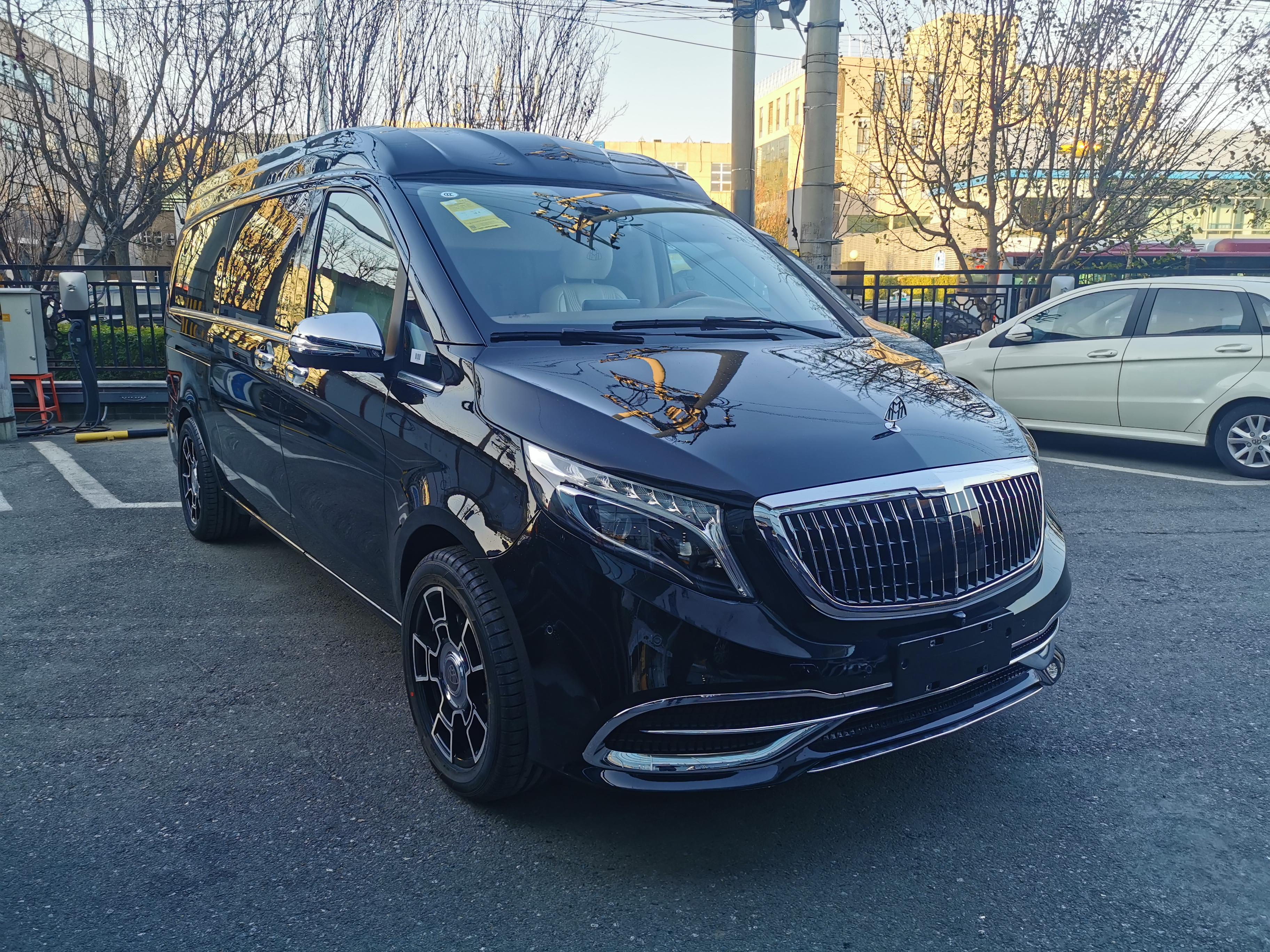 奔驰威霆迈巴赫vs980l高顶版车型改装后再也没有货拉拉的模样了