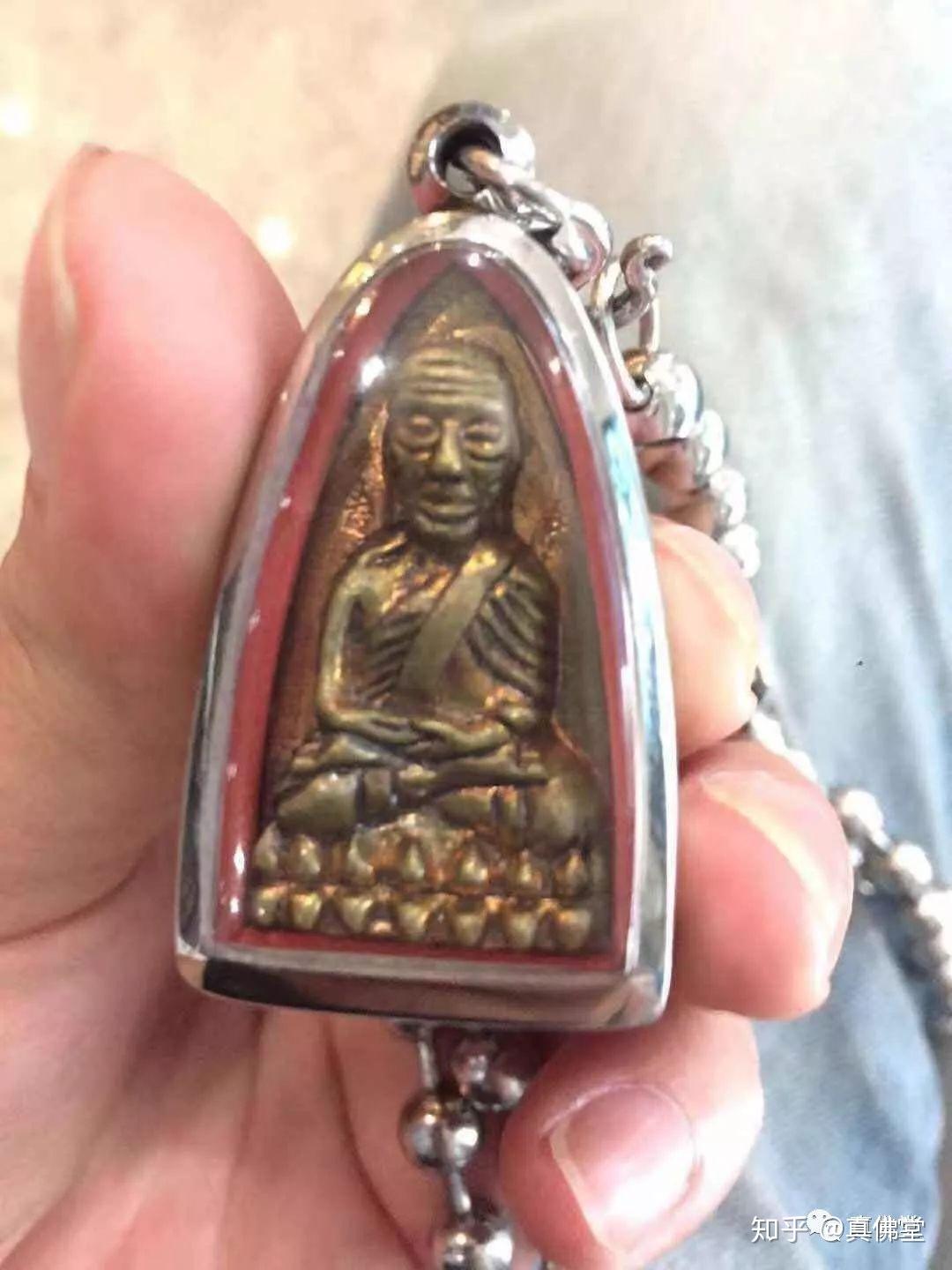 第一枚真正意义挂的佛牌好像是阿赞弄后期的龙婆托,阿赞弄是阿赞添的