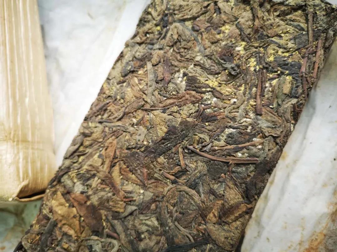 说朋友之前送了个普洱茶砖,打开正想喝呢,发现上面有好多黄色的东西