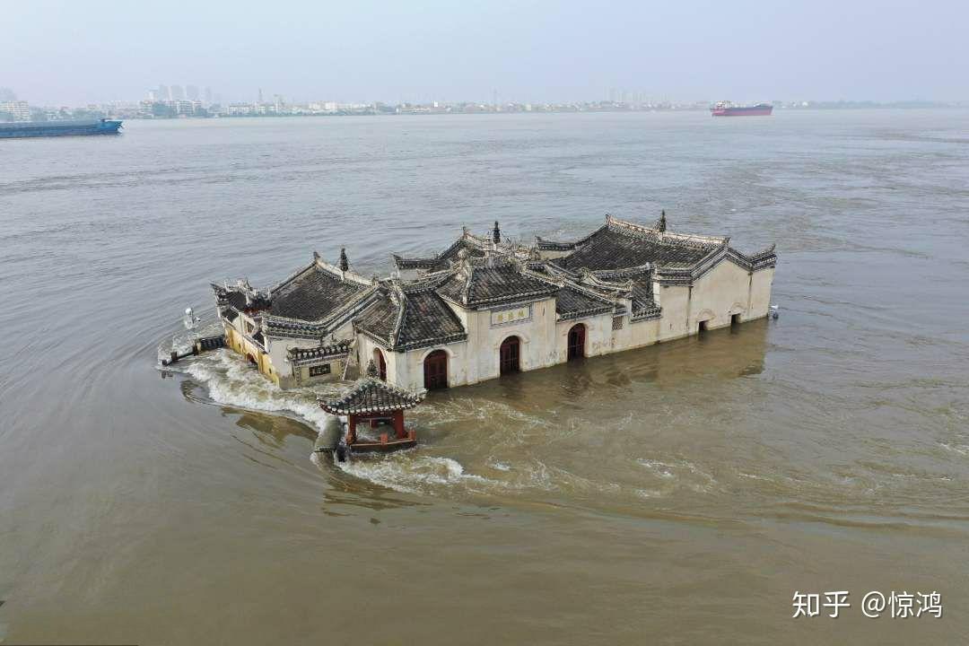 今年的汛情超出了想象,江水泛滥,龙蟠矶早已沉入水底.