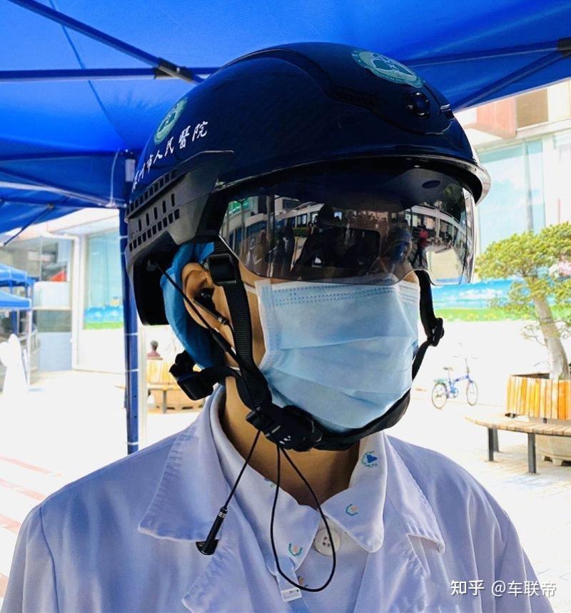 头盔内置麦克风,工人可以通过头盔内的电信卡与同事,工作指挥部或监控