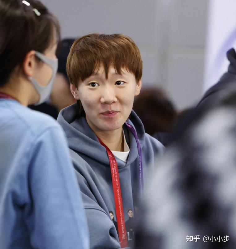 国乒新动作王曼昱蓝衣黑裤穿搭清爽1米75身高少年感十足