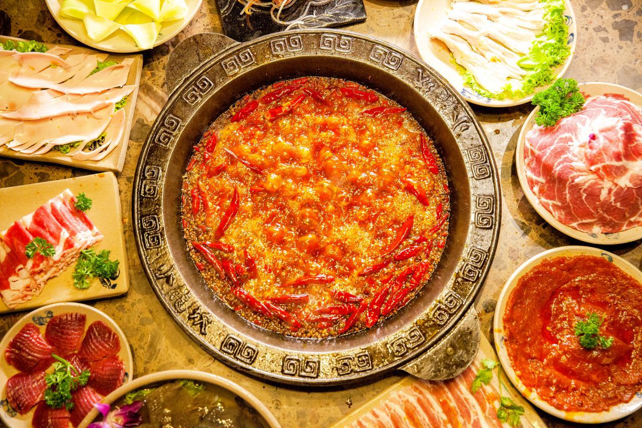 北京的羊肉火锅,浙江的八生火锅,杭州的"三鲜火锅",湖北的"野味火锅"