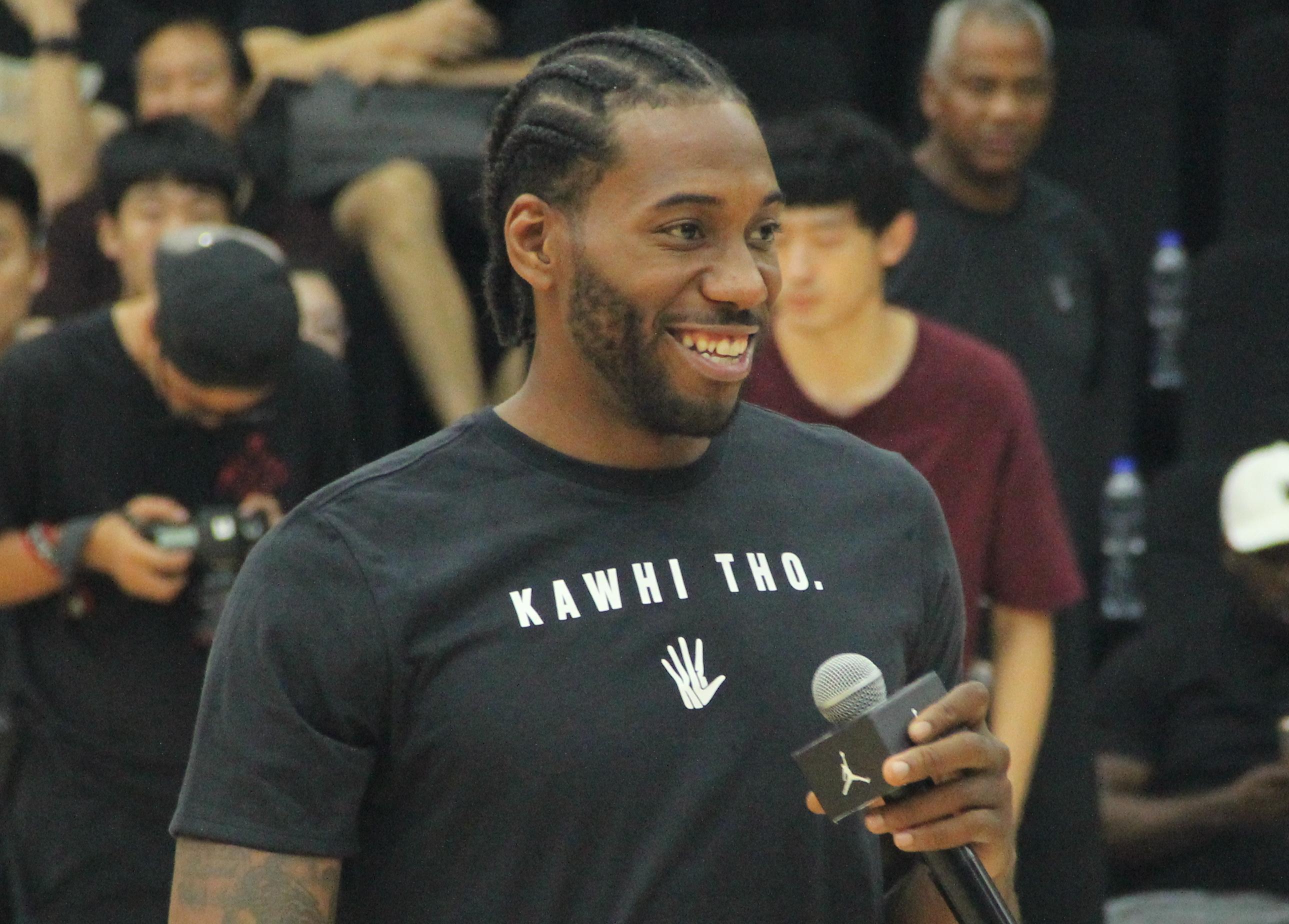 伦纳德笑了而且成功解锁了15种不同围笑姿势