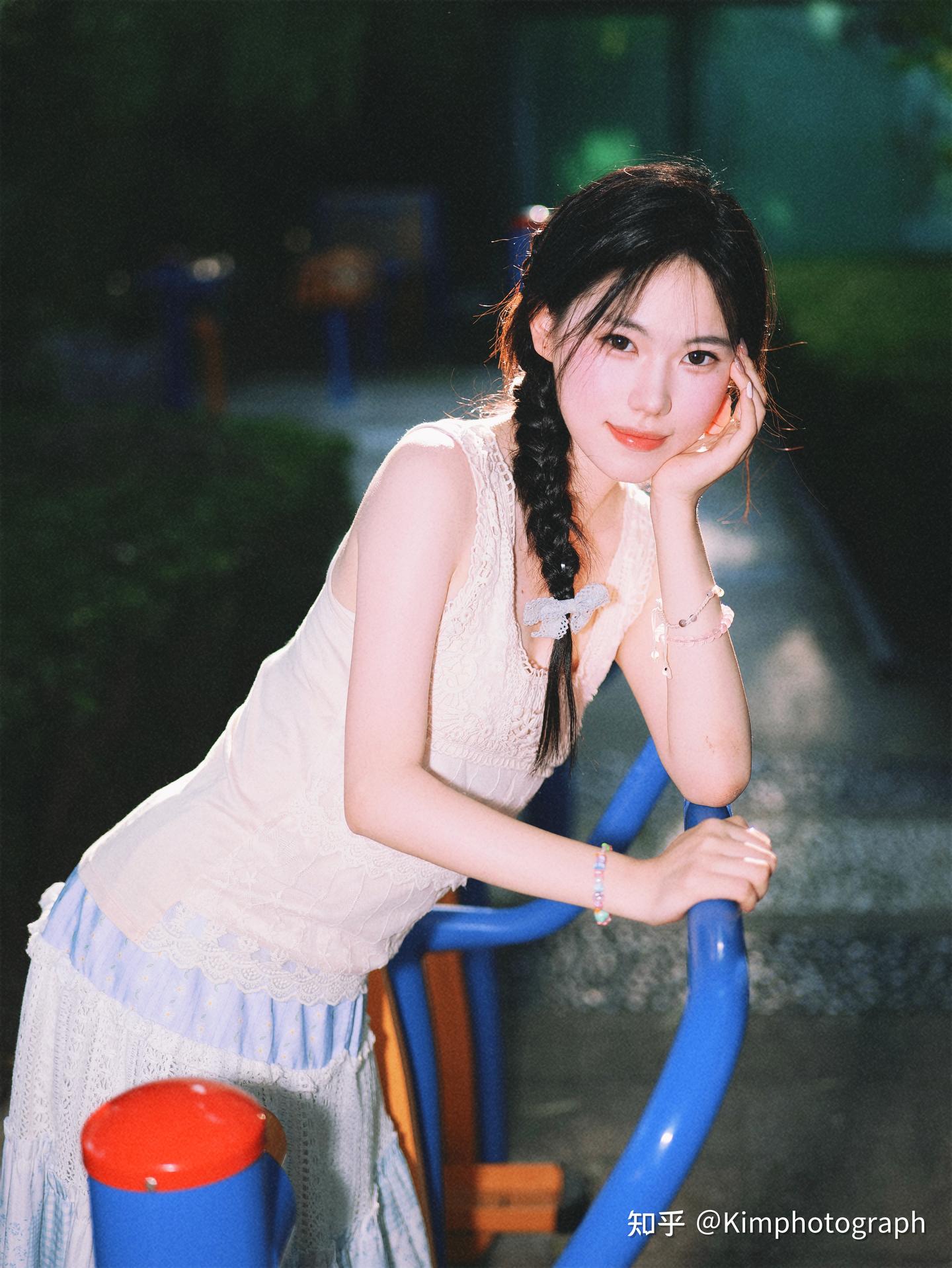 小区楼下的美少女