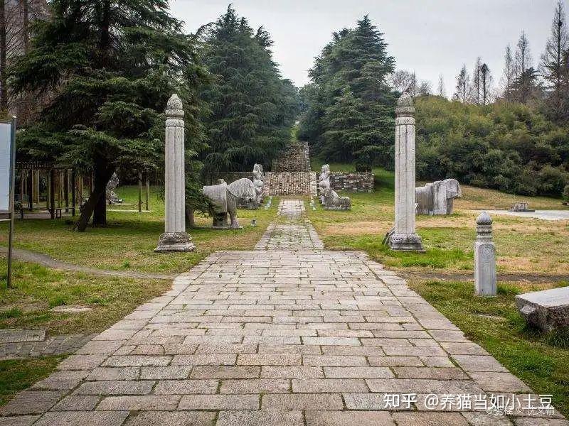 葬於江蘇省南京市玄武區鐘山北麓太平門外蔣王廟西,與徐達的墓葬相距