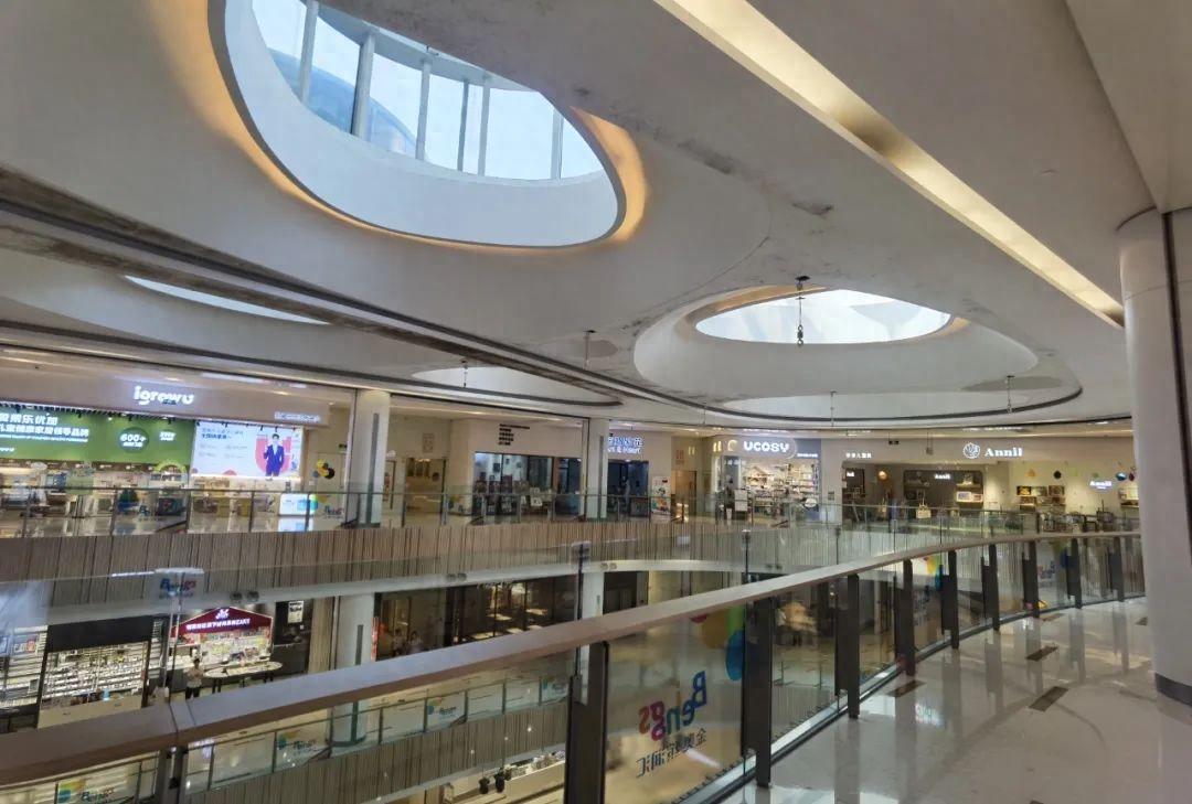 撑不住了南京富人区商场惊现大批闭店