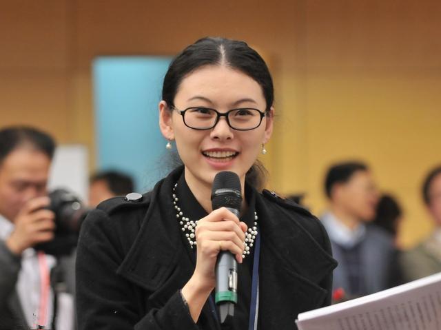 王堃(kun)阳口才前线 23 人 赞同了该文章 节目主持人杨澜在一次演出