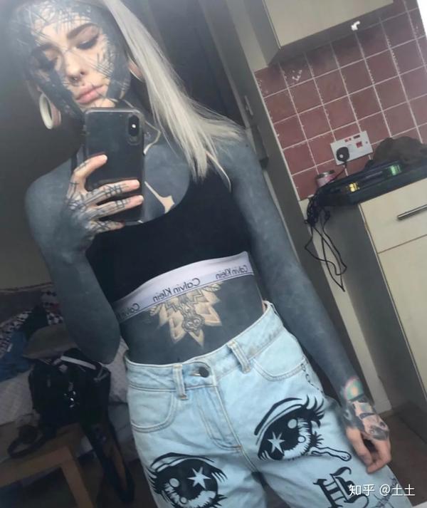 23岁女孩全身覆盖90%纹身,灵感竟来源于自己的花臂老爹