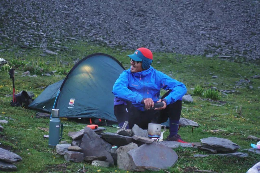 对郑煌而言,露营更像在做中场休息,是在山野中探线的一种辅助.