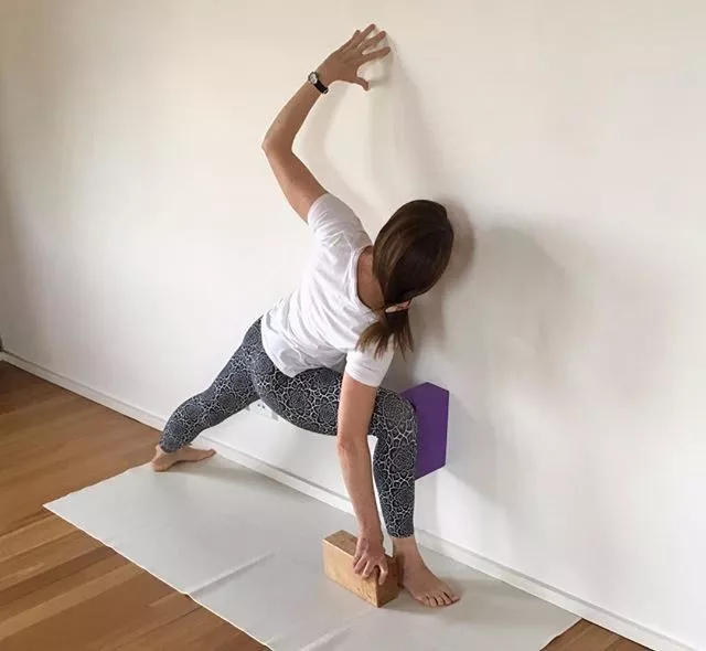 10个瑜伽动作这样靠墙做感觉超级强烈