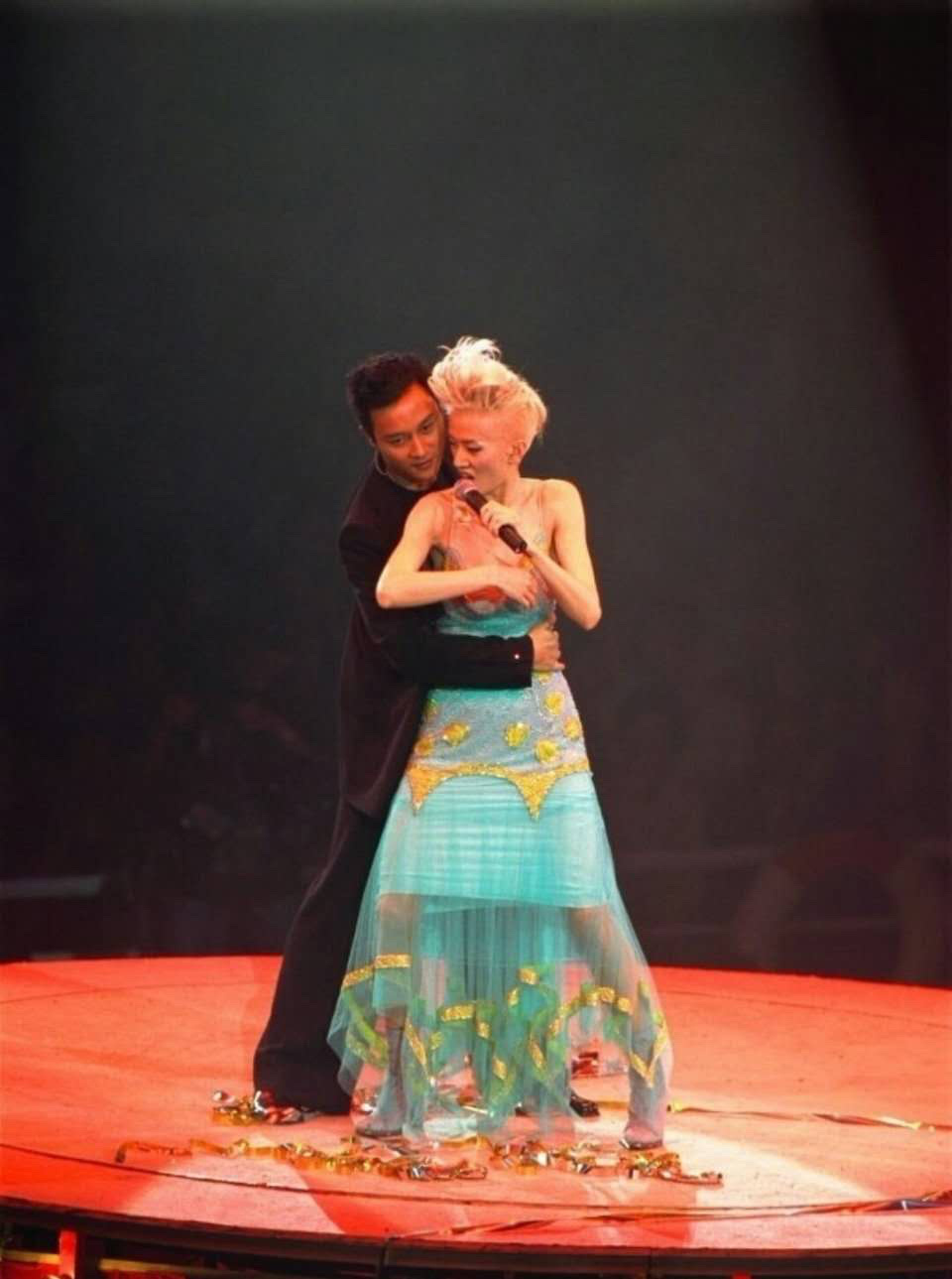 2002梅艳芳极梦幻演唱会,张国荣和梅艳芳生前最后一次合唱:张国荣女装