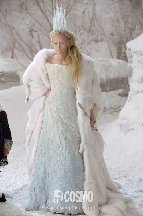 《纳尼亚传奇》中她饰演冷漠无情的冰雪女王,同样是长发造型,却多了一