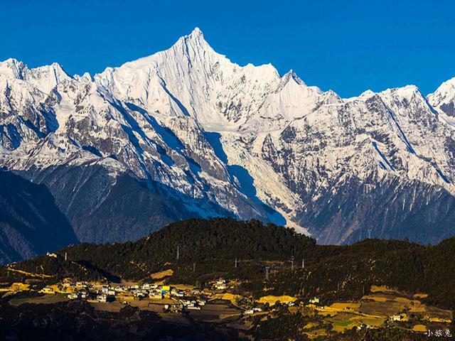 梅里雪山北与西藏阿冬格尼山,南与碧罗雪山相连接,海拔6000米以上的