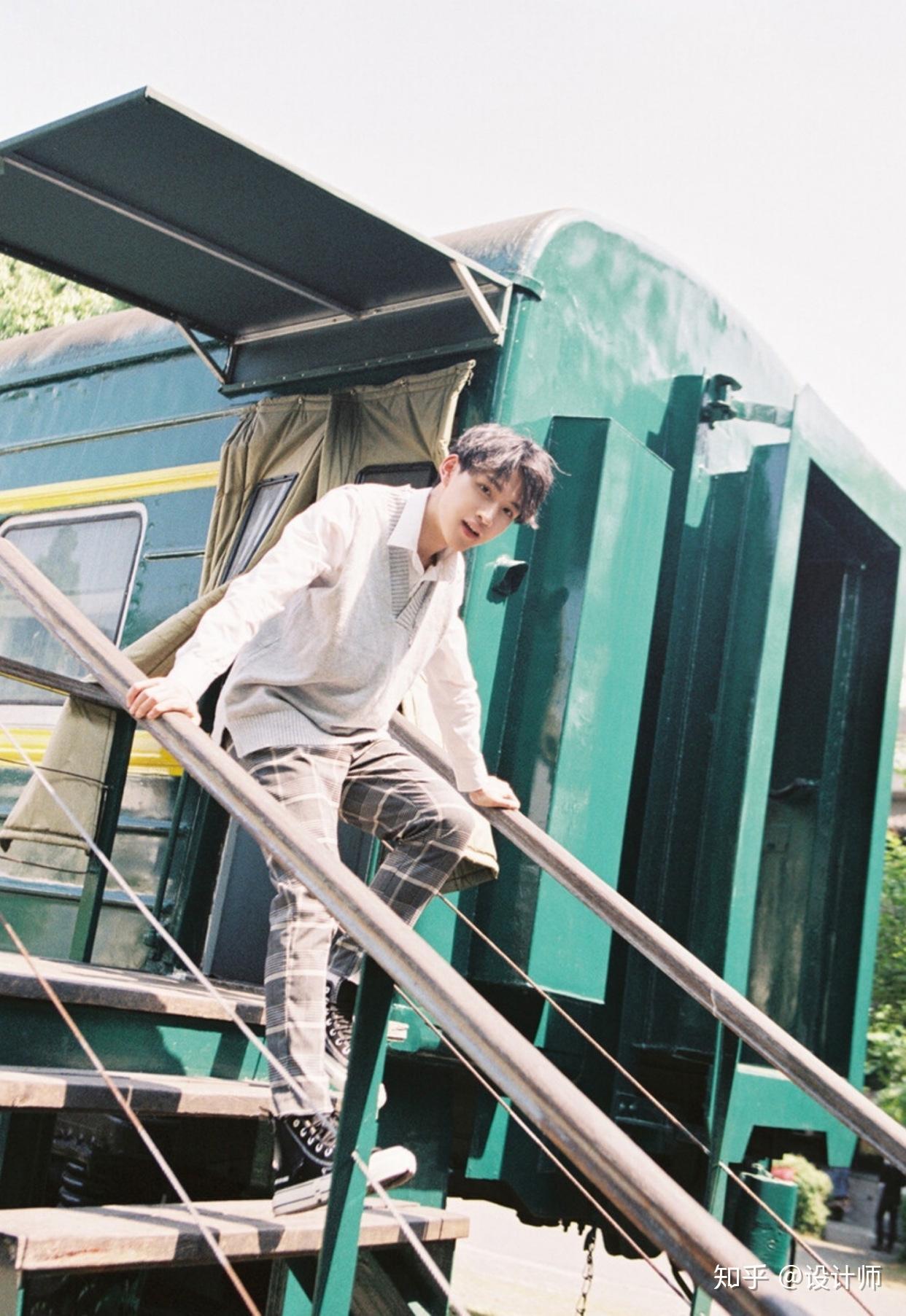 男生拍照姿势大集合,这8个姿势,满足你对帅气自然的要求 - 知乎