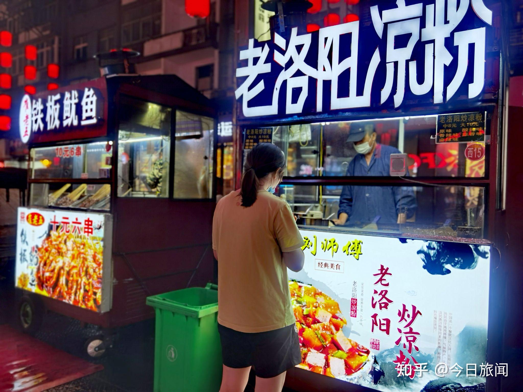 洛阳老城十字街恢复,雨夜中的美食街尽显别样风情,诱香使人馋涎