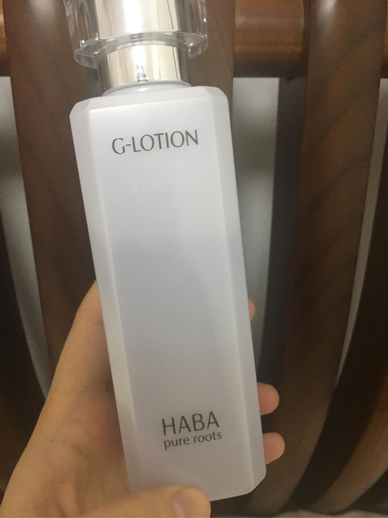 有红血丝,偶尔有痘痘,脸还干燥,严重的时候会起